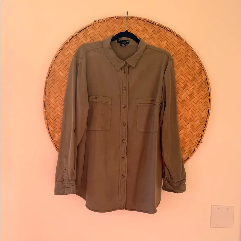 WOMEN’S SOCIAL STANDARD BY SANCTUARY ARMY GREEN GORP-CORE TENCEL BUTTON-DOWN TOP